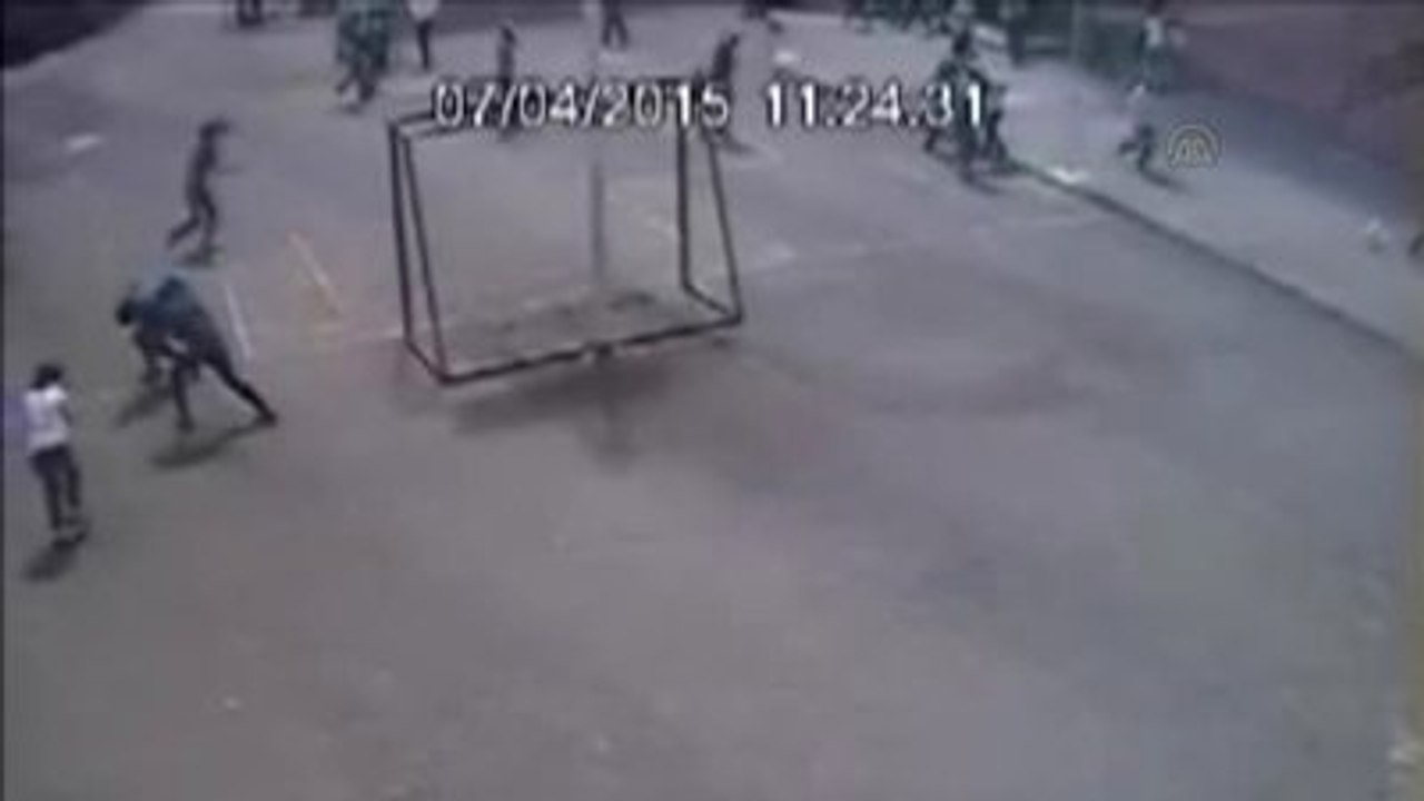 Öğrencilerin Üzerine Çatının Düştüğü An Kamerada