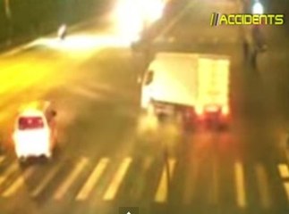 Peatones levantan camión que aplastó a motorizado tras perder el control