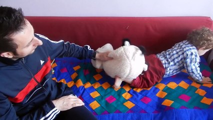 Albert demande à Florian de le masser avec le mouton