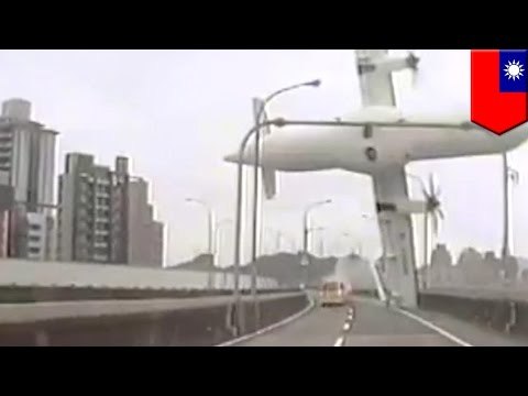 В Тайбэе упал в реку самолёт
