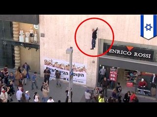 Niesamowity iluzjonista lewituje kilka metrów nad ziemią