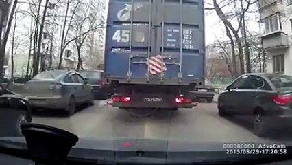 Ce Camion va Accrocher un Fourgon et le Traîner sur Plusieurs Metres