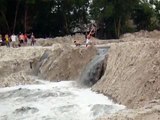 3 thanh niên rơi xuống dòng nước lũ ở kênh Ba Bò.