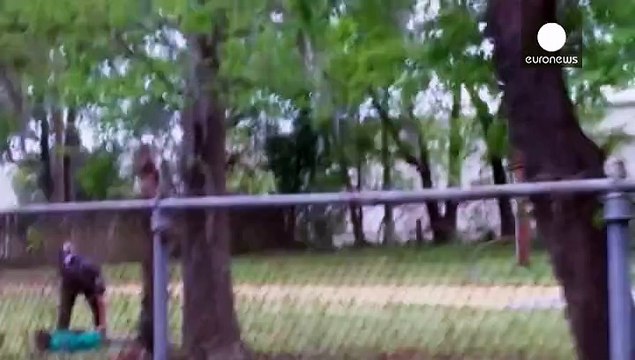 Usa. Agente bianco spara 8 volte a un nero. Video lo inchioda. Accusato d'omicidio