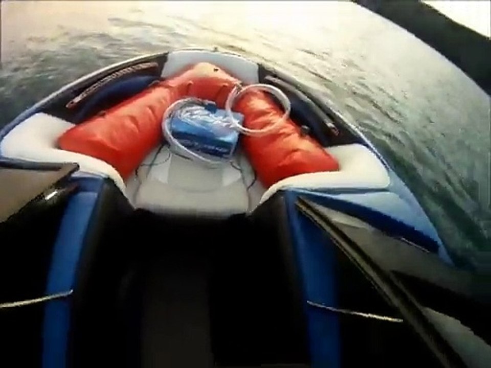 Un gars surf derrière un bateau sans chauffeur