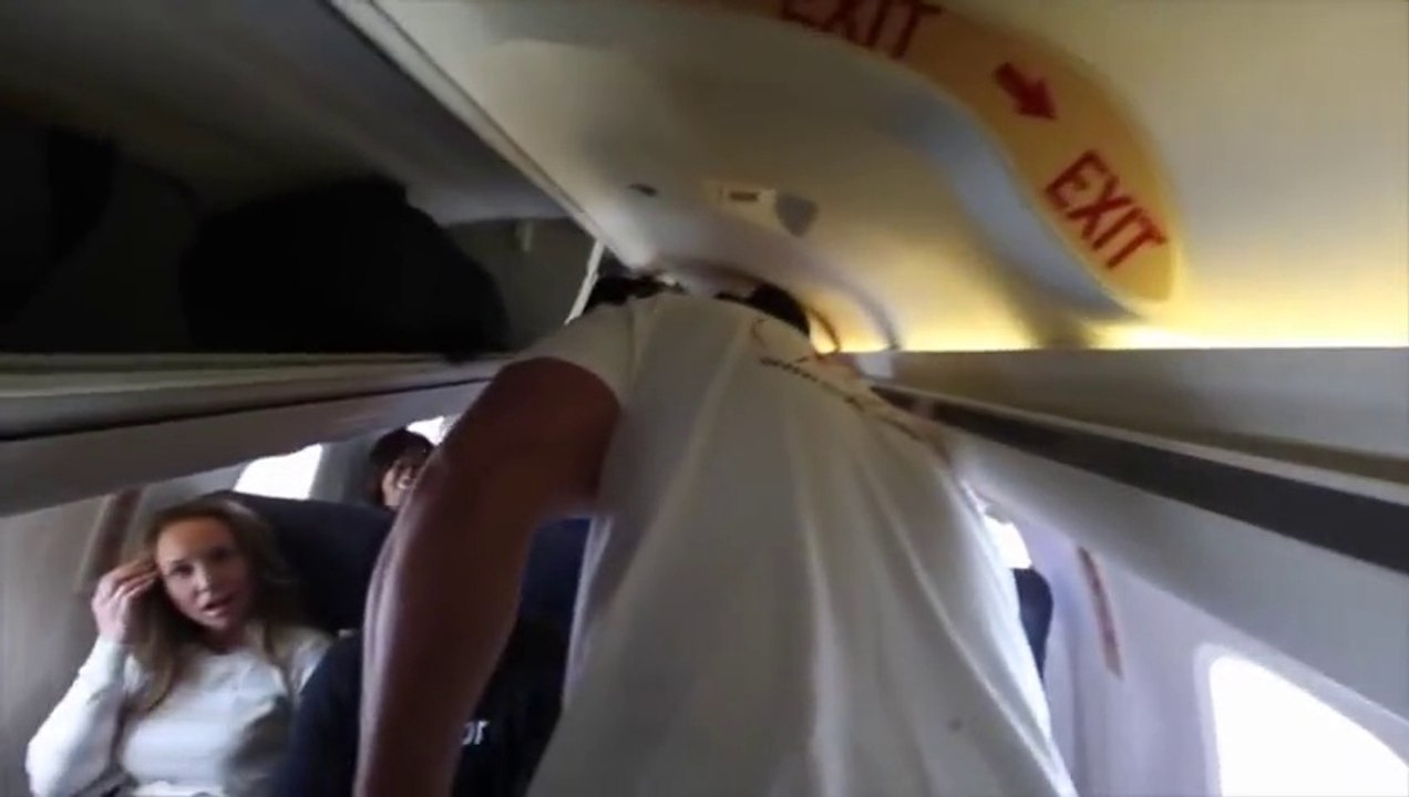 Un bodybuilder de 2m10 essai de prendre l'avion...