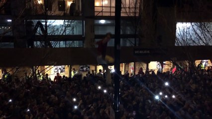 Un fan des Wisconsin va sauter dans la foule du haut d'un lampadaire en pleine rue sur State Street