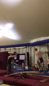 2 gymnastes talentueux font une démo sur une bascule... Dingue!