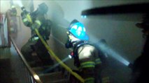 Feu de maison vu de l'intérieur avec la caméra de casque d'un pompier : cauchemar de l'intérieur!