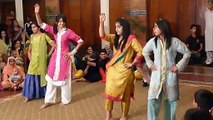 Pakistani Wedding Mehndi Night Dance On --BACHNA AY HASEENO''' (Full HD) - Video Dailymotion