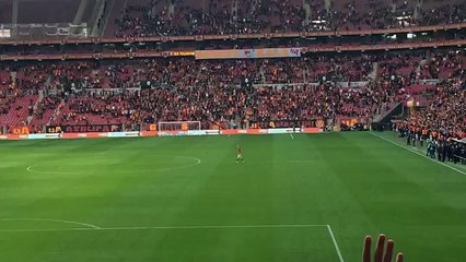 Wesley Sneijder Leads Galatasaray Fans In Amazing Celebration