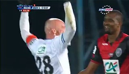 Les supporter d'Auxerre envahissent le terrain avant la fin du match