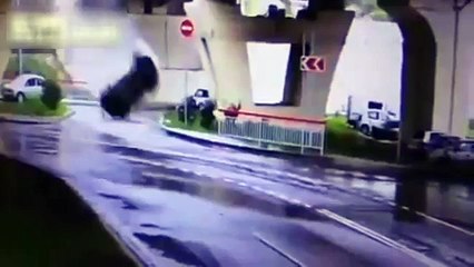 Il survit à un accident de voiture terriblement violent !