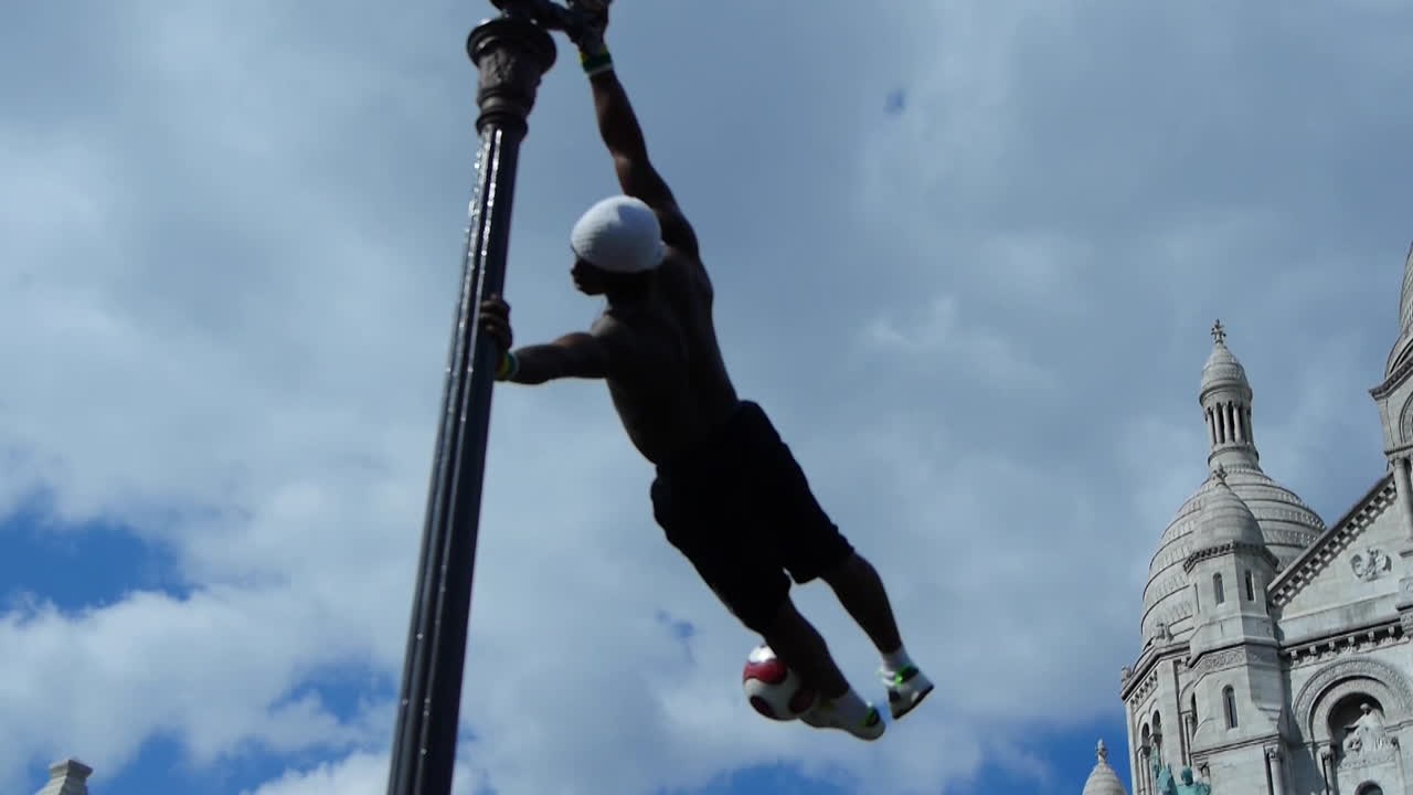 Dieser Fußball-Freestyler begeistert ganz Paris