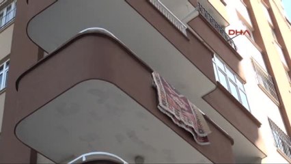 Dolandırıcıya İnandı, Evindeki Parayı Poşetle Balkondan Attı