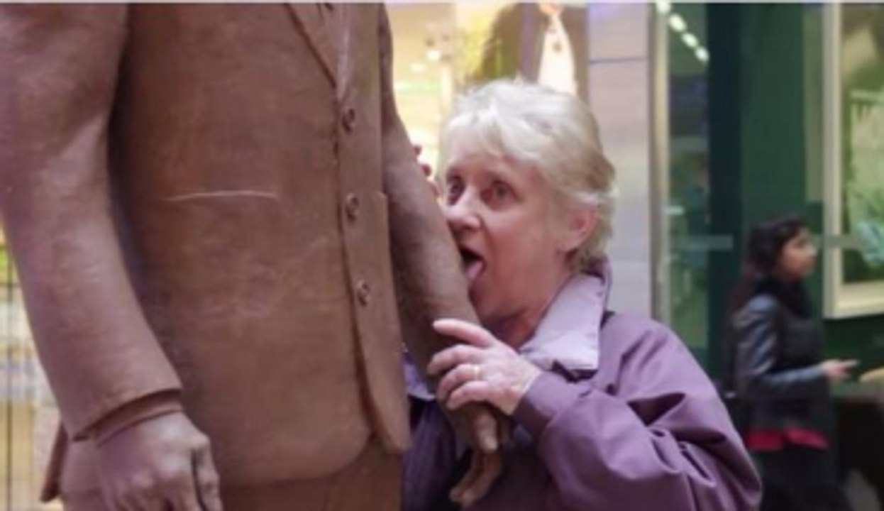 Alışveriş Merkezindeki Heykeli Yalarken Gizli Kameraya Yakalandı!