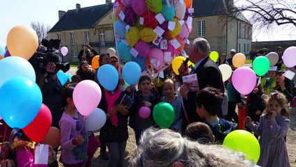 Lâcher de ballons en hommage à Yvonne Guégan
