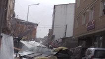 Patnos'ta Şiddetli Fırtına İş Yerinin Çatısını Uçurdu