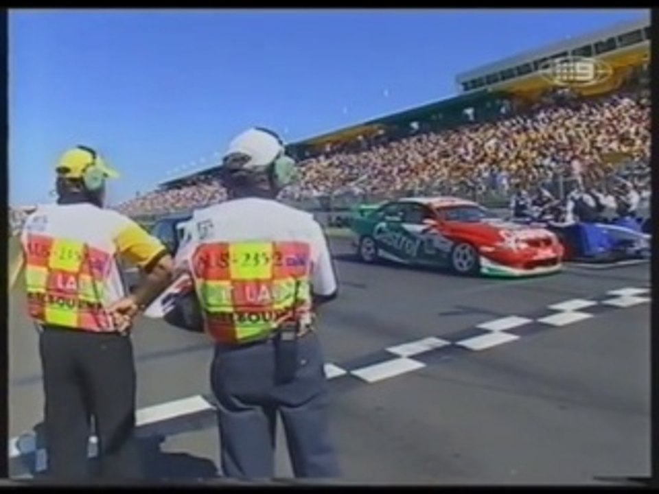 Williams-BMW F1 vs V8 Supercar vs BMW 318i - F1 Speed Comparison