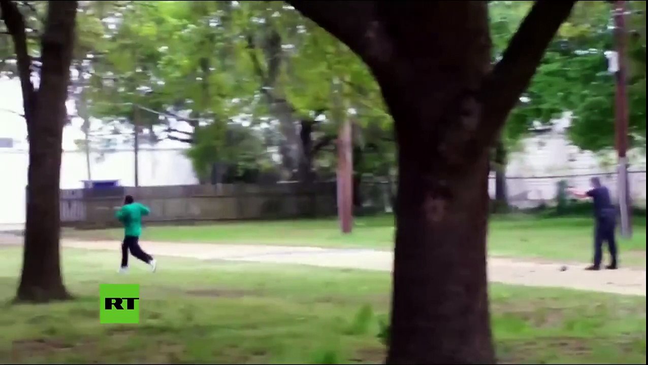 IMÁGENES FUERTES: Un policía asesina de un disparo a un afroamericano desarmado