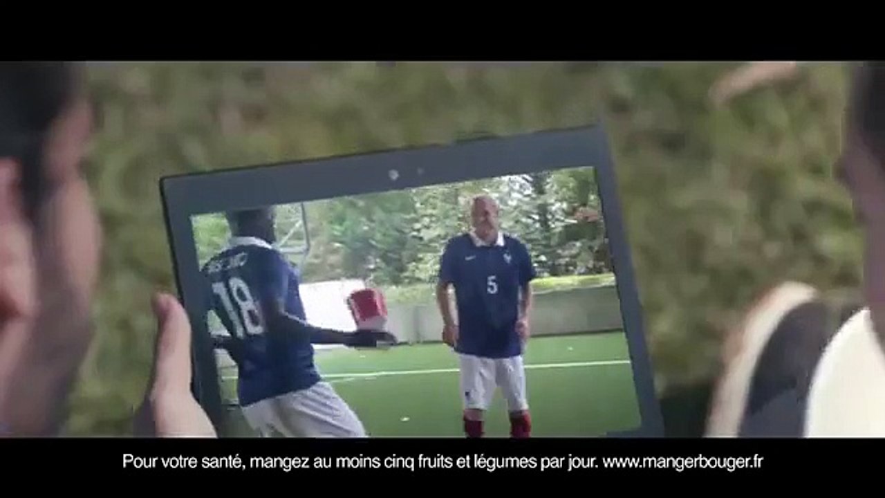 Lowe Stratéus pour KFC - «Fan Bucket FFF» - avril 2015