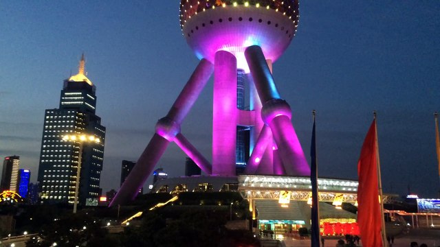 Вид с обзорного пешеходного моста Луцзяцзуй (Lujiazui Circular Pedestrian Bridge)