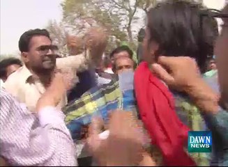 PTI workers clash with each other upon Imran's arrival in Hyderabad
