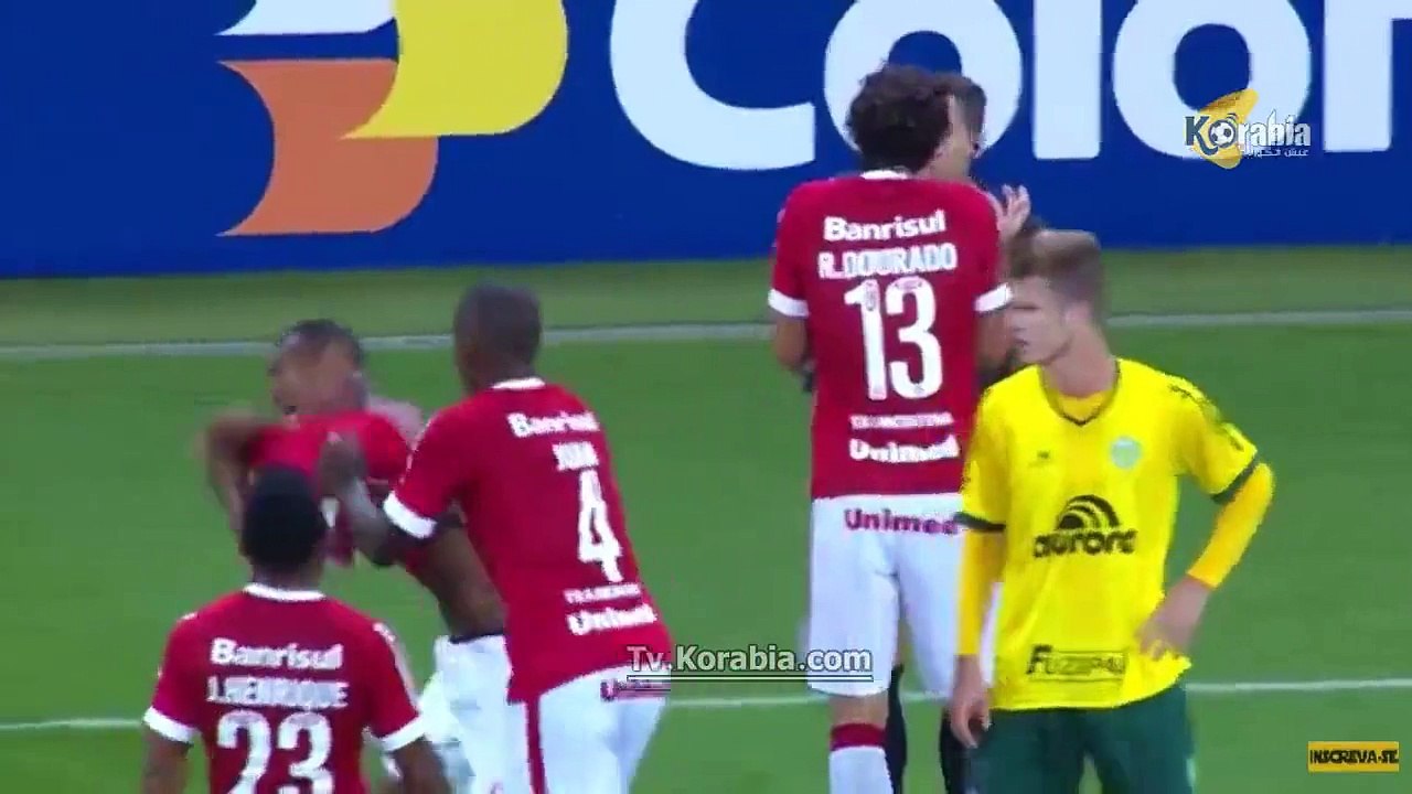 لاعب يشير للجمهور بإشارات خارجة و يغادر أرض الملعب بالدوري البرازيلي