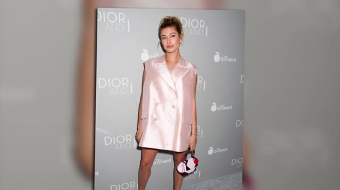 Hailey Baldwin glänzt in Dior, bei der Dior Film Premiere