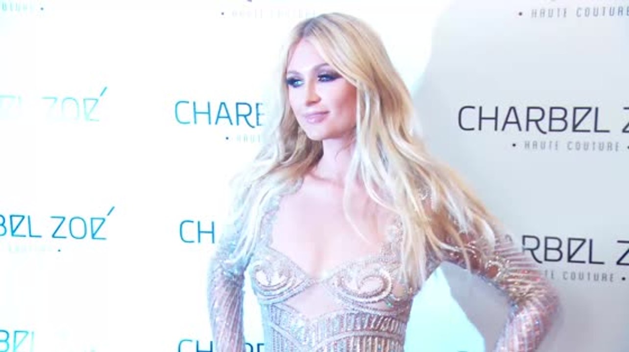 Paris ist eine Barbie in einem Charbel Zoé Kleid