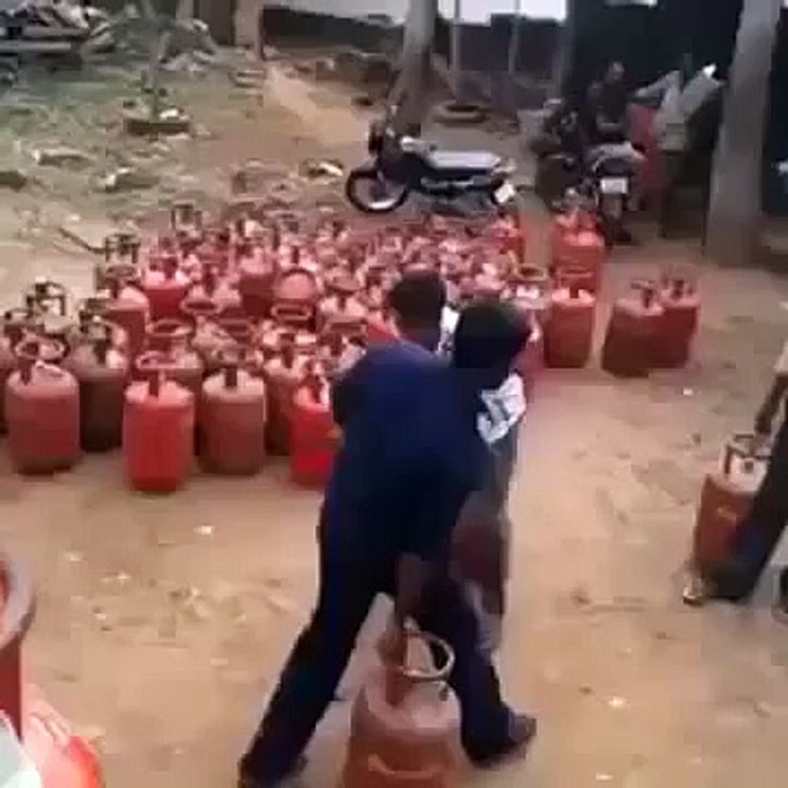 An Interesting Way of Loading Gas Bottles -En Çok İzlenenler