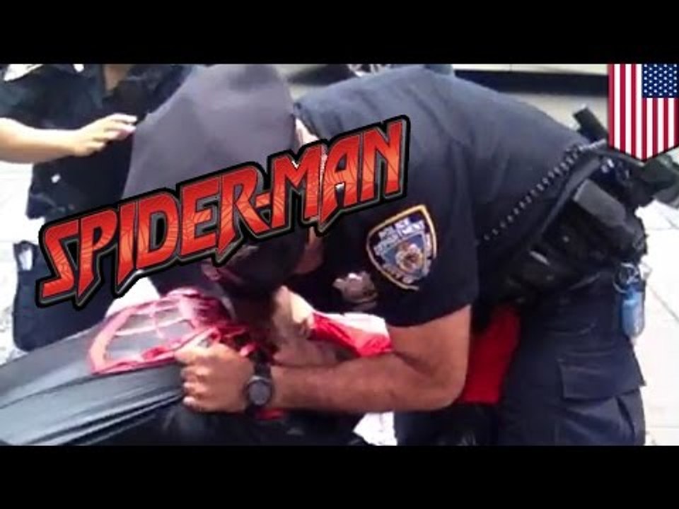 Spiderman verprügelt Polizist am Times Square