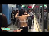 Mujer en el metro de Hong Kong decide cambiarse de camisa sin importarle los testigos