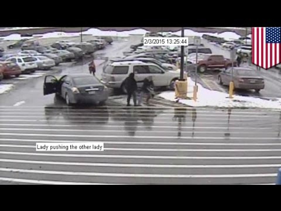 Mujer se enfrenta a anciana por un estacionamiento para discapacitados en Walmart