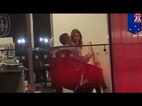 Trabajadores en Nueva Zelanda sin saberlo ofrecen un candente espectáculo a clientes de un bar