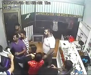 Ce Voleur se Fait Défoncer par le Vendeur