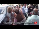 Simpatizantes castristas y anticastristas se enfrentan frente a la embajada de Cuba en Panamá