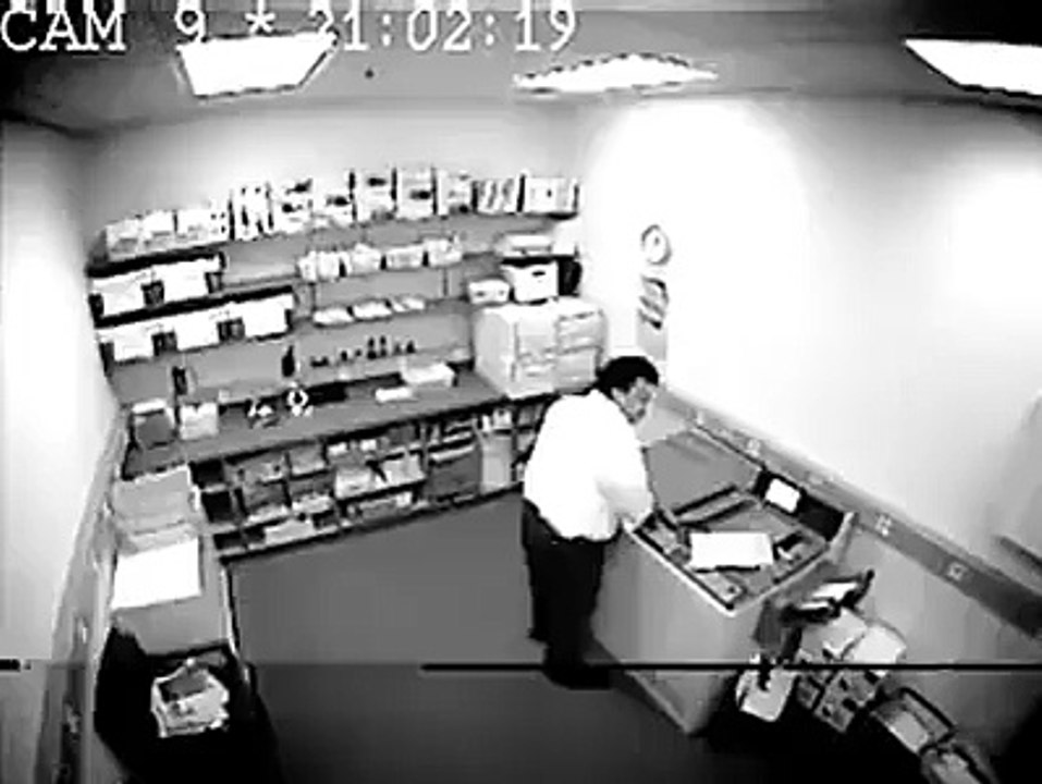 Il Tente de Photocopier son Derrière ce qui lui Arrive est à Mourir de Rire