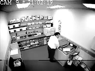 Il Tente de Photocopier son Derrière ce qui lui Arrive est à Mourir de Rire