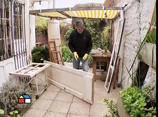 ¿Cómo reutilizar puertas y ventanas para hacer muebles?