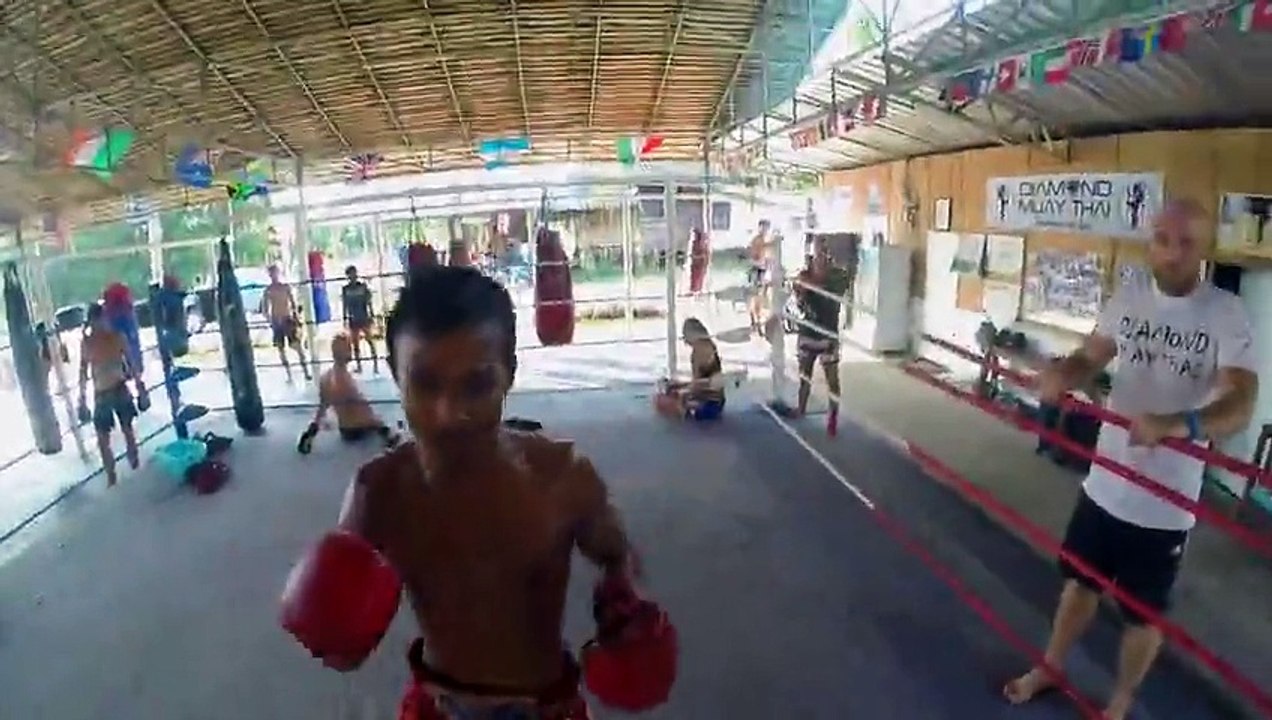 Ce type est le champion du monde de Muay-Thai ! Si vous vous demandez pourquoi ... regardez !