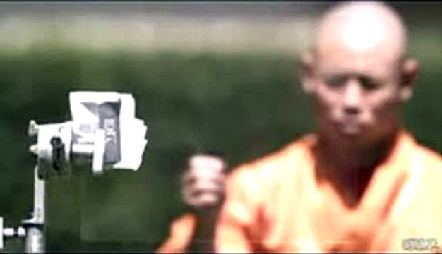 Шаолиньский монах бросает иголку через стекло