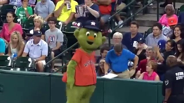 Охранник просто уделал ...