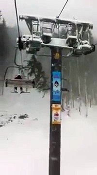 Quand un arbre tombe sur des remontées mécaniques en montagne