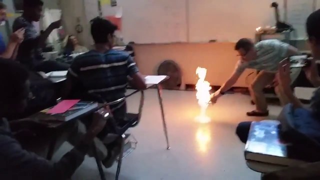 Sol en feu lors d'une expérience de chimie