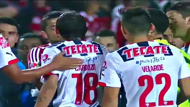 Juan Arango mord comme Suarez : suspendu deux matches pour avoir mordu Jesus Zav