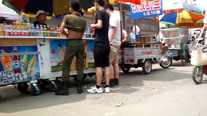 [街拍] 七分红紧身裤小翘臀有内痕 欲罢不能