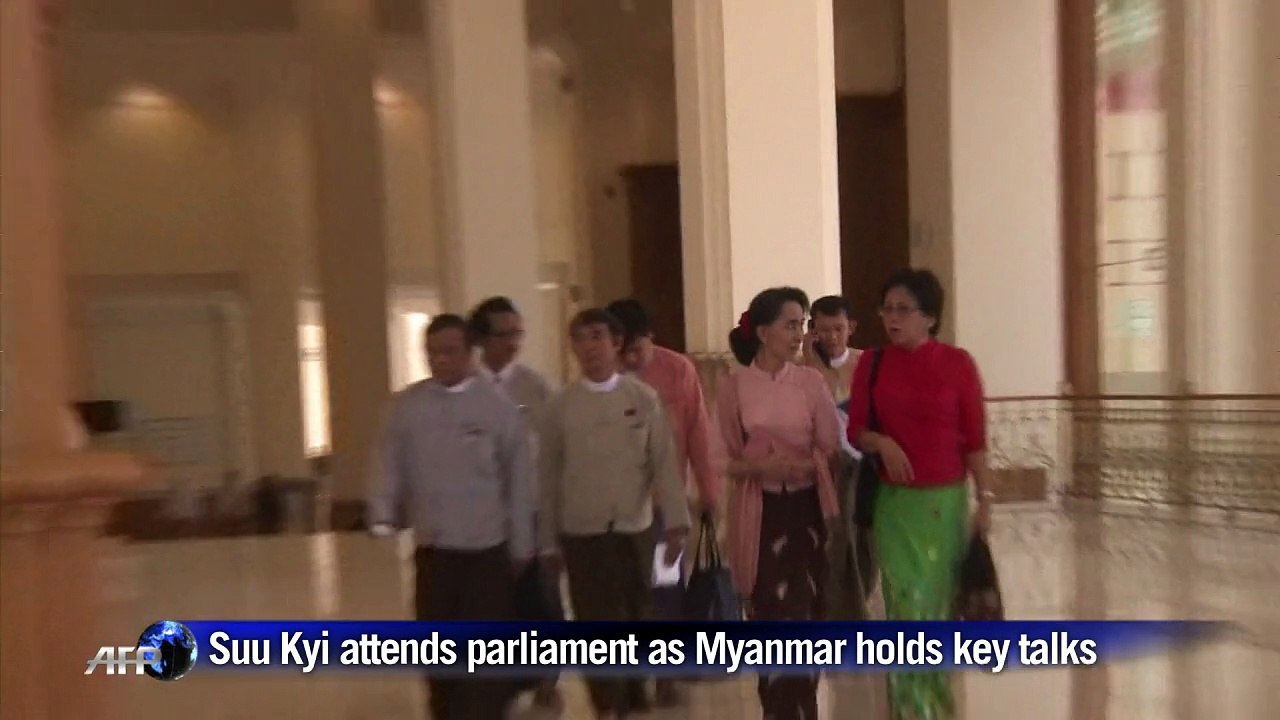 Suu Kyi attends parliament as Myanmar holds key talks