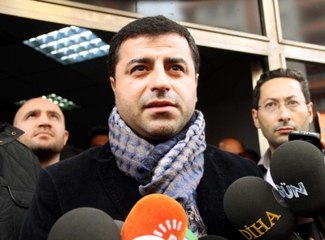 Hdp'li Demirtaş, Anne ve Babasının Elini Öpüp Duasını Aldı