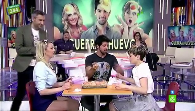 Miguel Ángel Muñoz se enfrenta a Anna Simon y Sara Escudero en la guerra de huevos de Zapeando
